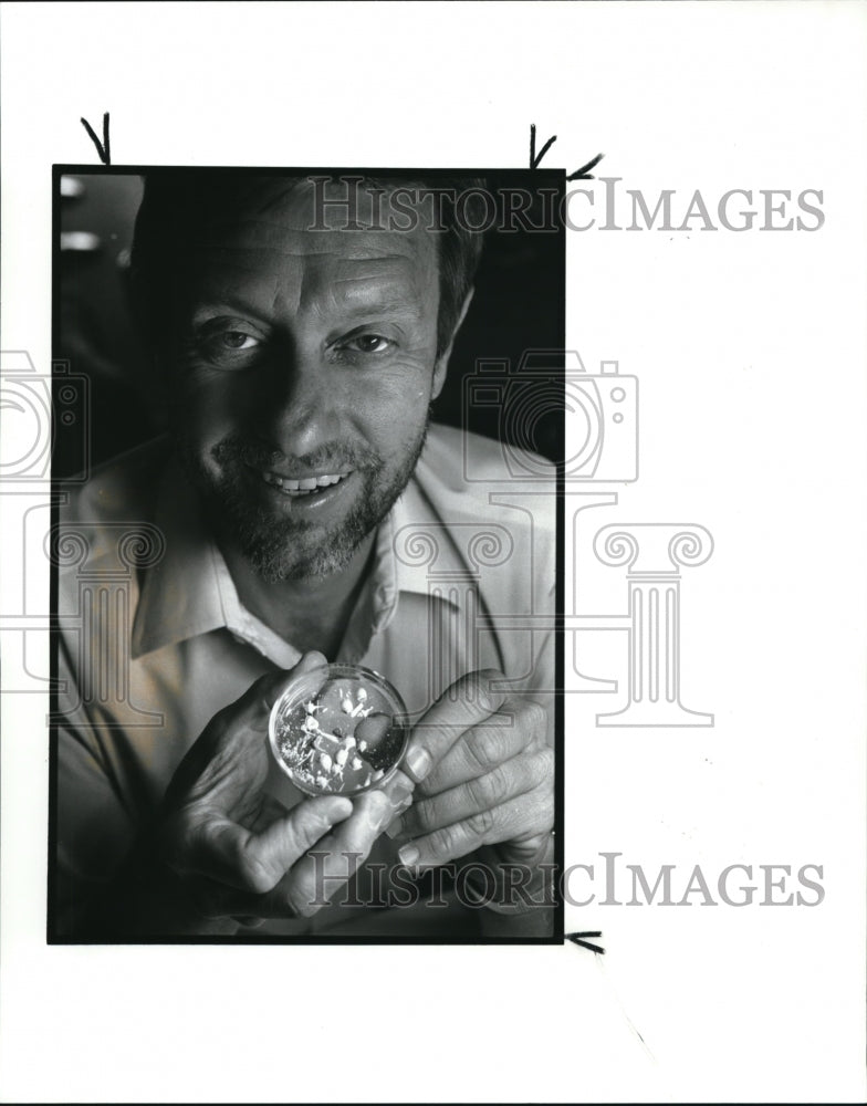 1989 Press Photo Charles Ed Herdendorf, treasure hunter with artifacts - Historic Images