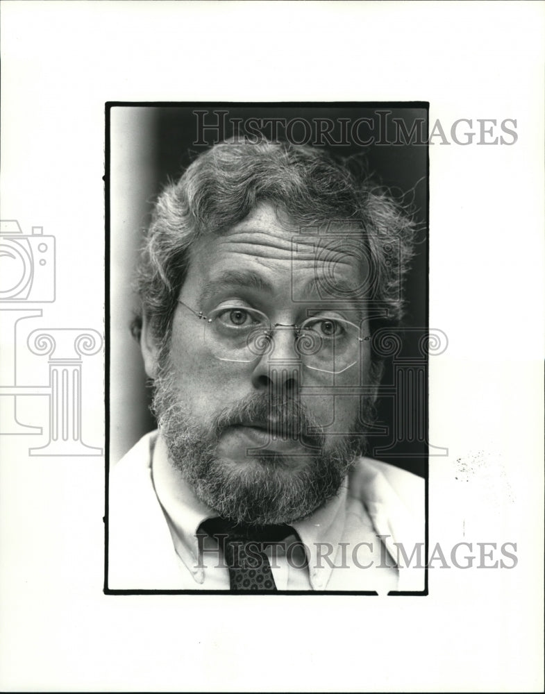 1984 Press Photo Dr. Roger H. Herzig of University Hospital - Historic Images