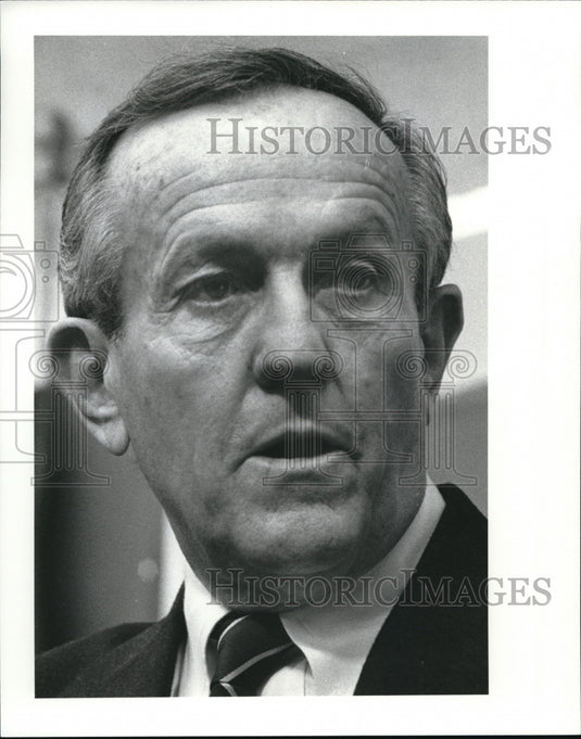 1989 Press Photo Donald F Hasting President of Lincoln Electric Co - Historic Images