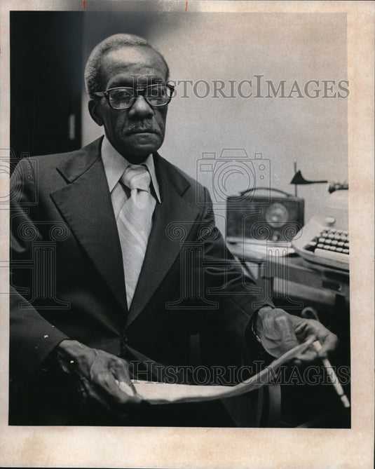 1976 Press Photo Owen L. Heggs Sr., Mgr. of King Kennedy Apt E 59 Woodland - Historic Images