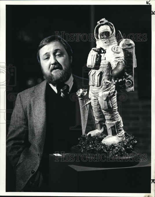 1984 Press Photo Hap Henriksen with a Bronze Astronaut at the Science Show - Historic Images