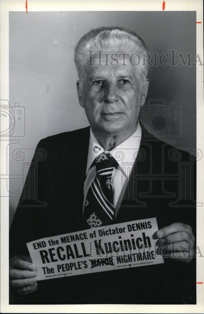 1978 Press Photo Bernard Grady of the recall for Kucinich - Historic Images