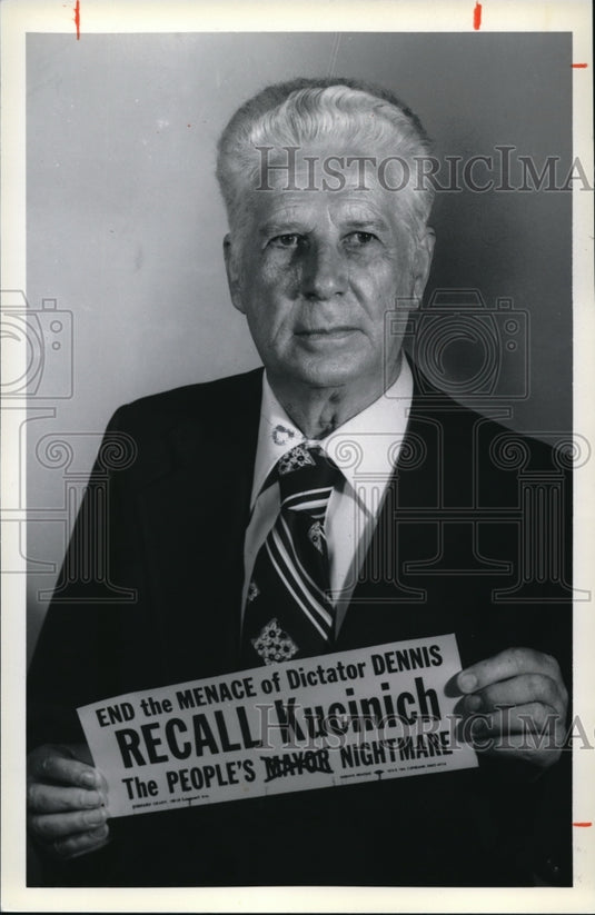 1978 Press Photo Bernard Grady of the recall for Kucinich - Historic Images