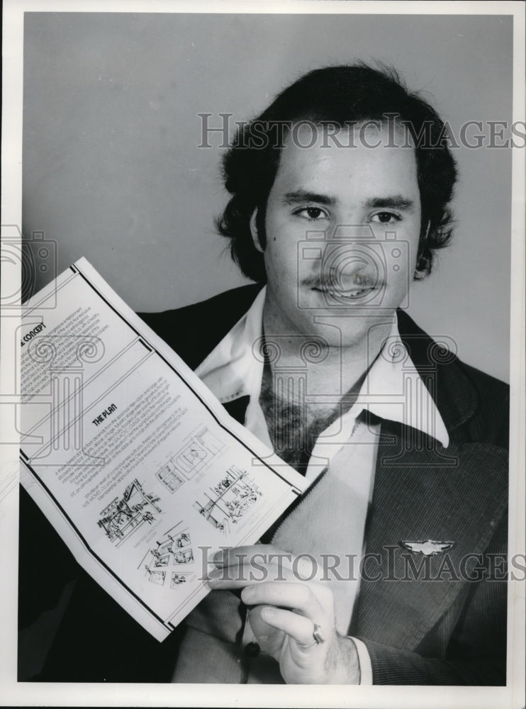 1977 Press Photo Bob Hammer with new Night Club Plan - Historic Images