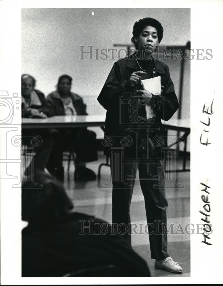 1990 Press Photo Carol Hampton speaking to the board of CMHA - cva16715 - Historic Images