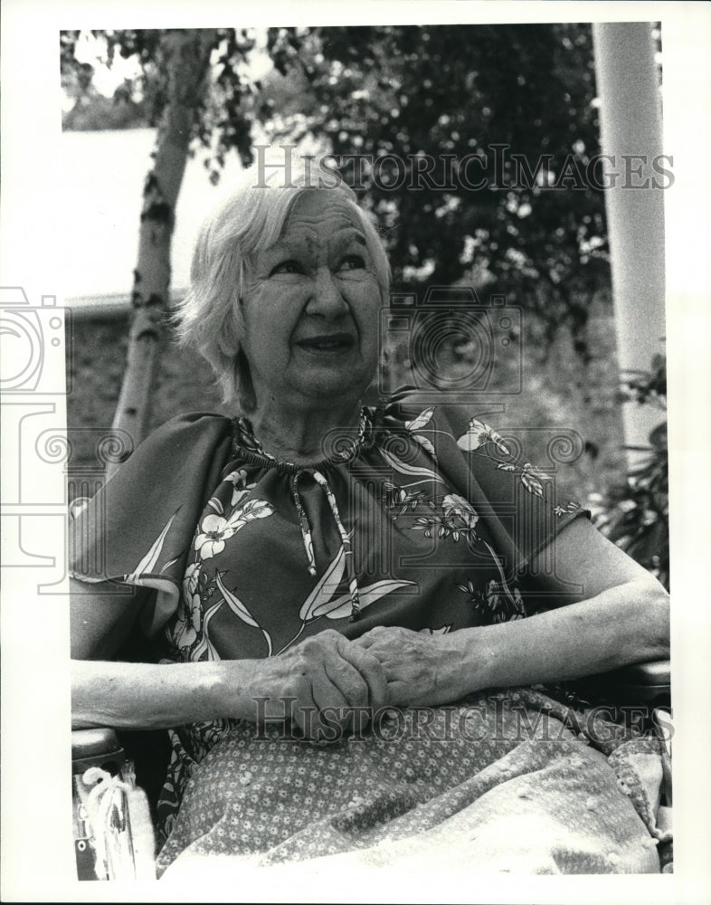 1983 Press Photo Arlene Henrahan sitting outside - Historic Images