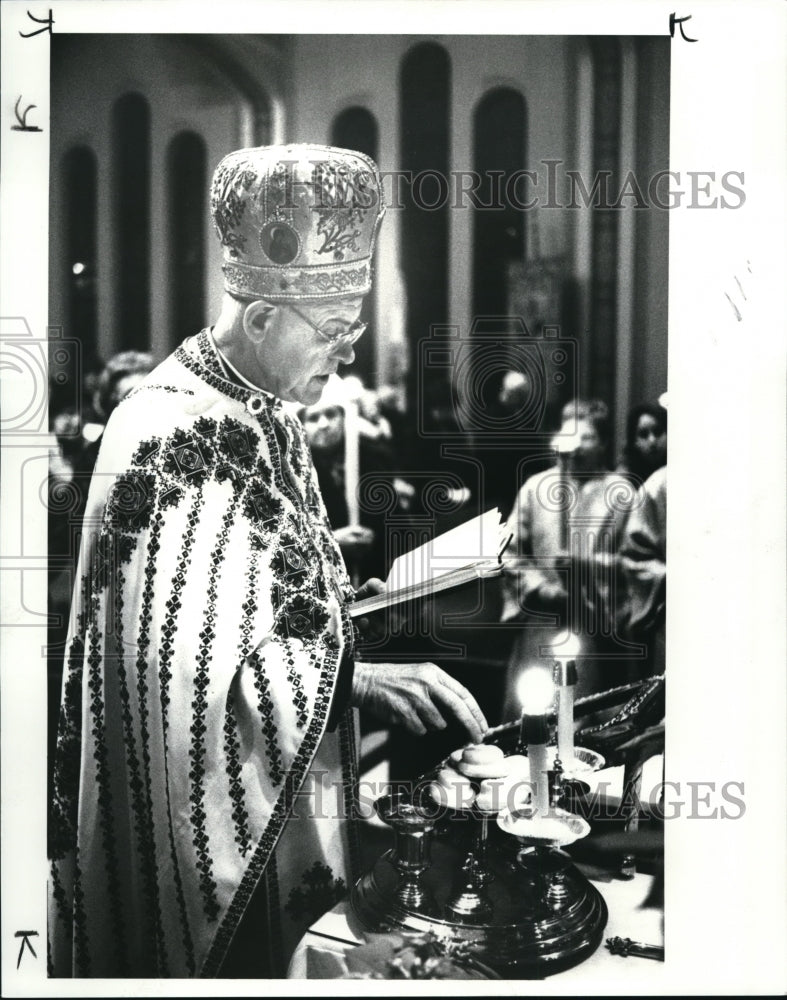 1987 Press Photo Rev. Stephen Hankavich officiates the Christmas eve mass - Historic Images