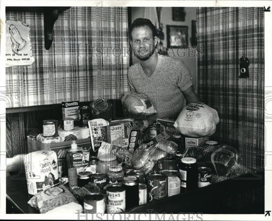 1982 Press Photo Larry Ham Cerebral Palsy Victim with food that was donated - Historic Images