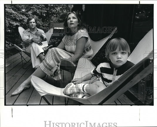 1985 Press Photo Dale and Kim Herman with son Derrick in the backyard patio - Historic Images
