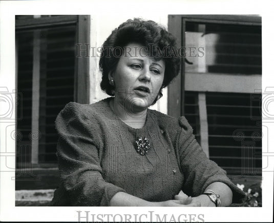 1986 Press Photo Veronica Herold being treatd for Premenstrual syndrome - Historic Images