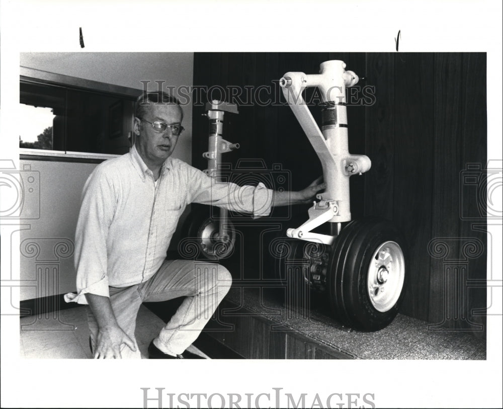 1983 Press Photo Thomas Harwood Pres. and for Gates Lear Jets - Historic Images