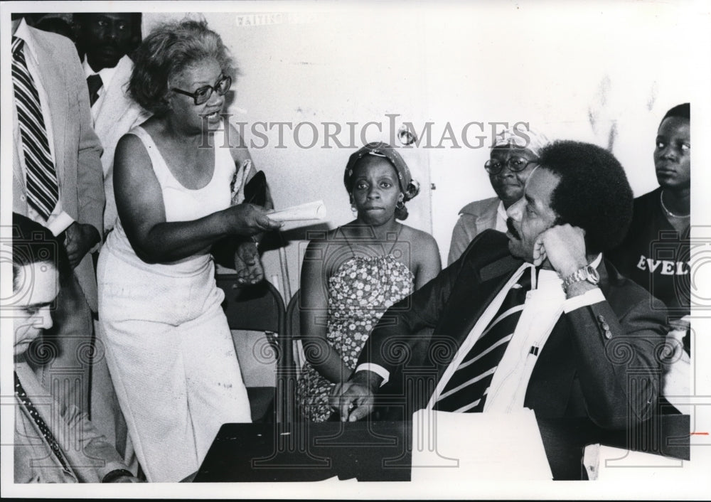 1978 Press Photo HUD Representative William Harris with the Garden Valley res. - Historic Images