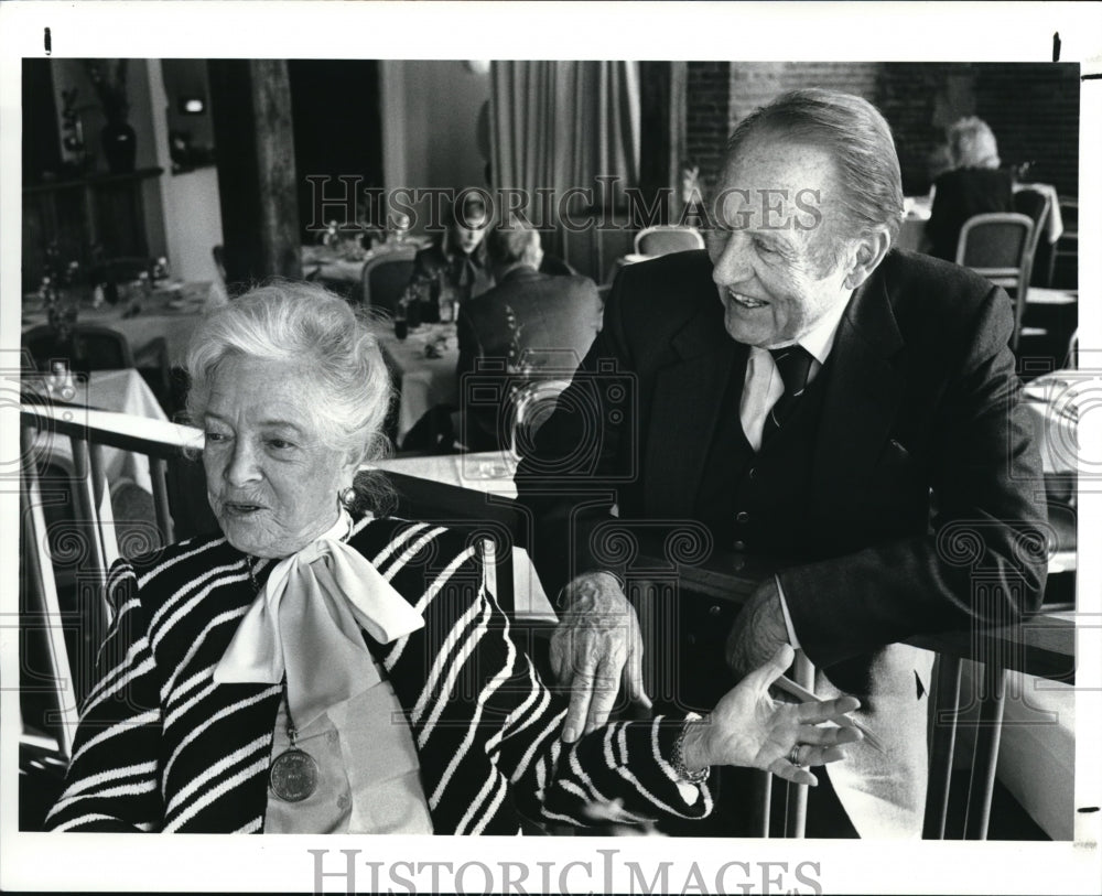 1988 Press Photo Helene Hayes with Art Linkletter at Sammy&#39;s Restaurant - Historic Images