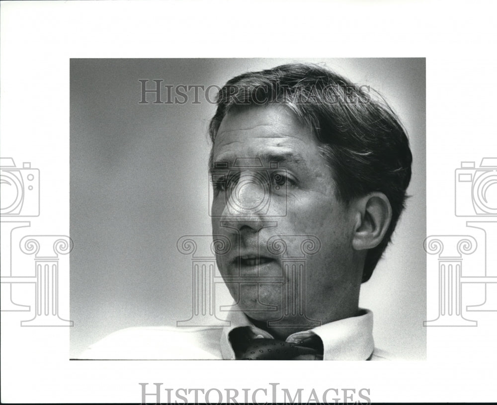 1988 Press Photo The famous radical and author Tom Hayden - Historic Images