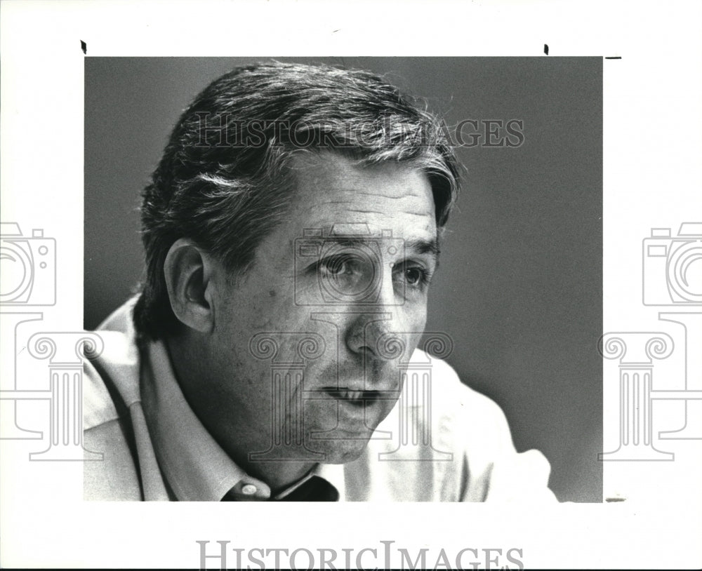 1988 Press Photo  The famous radical and author Tom Hayden - Historic Images