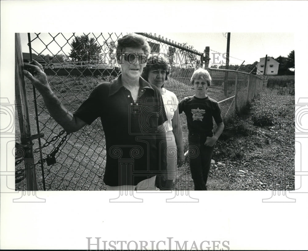 1983 Press Photo Frank Havenlack and family outside the Water plant gate - Historic Images