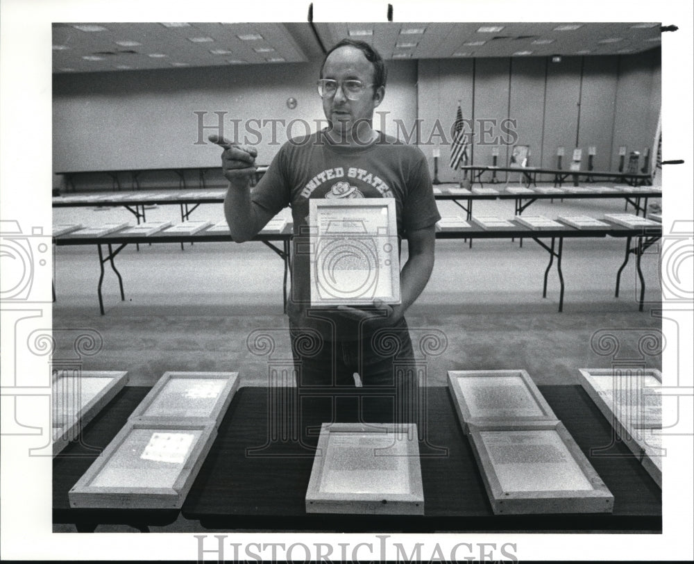 1988 Press Photo Nick Haupricht shown witn Medal of Honor Plaque - Historic Images