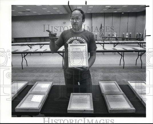 1988 Press Photo Nick Haupricht shown witn Medal of Honor Plaque - Historic Images