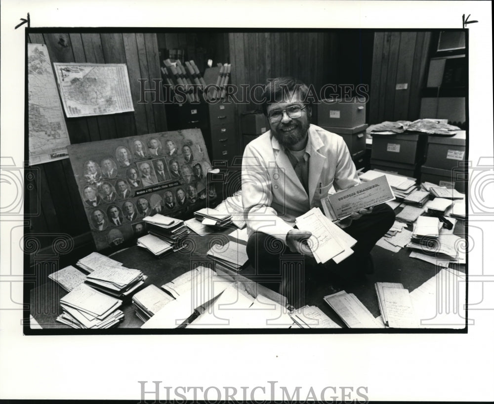 1986 Press Photo The city archivist Martin Hauserman in the City hall digs - Historic Images