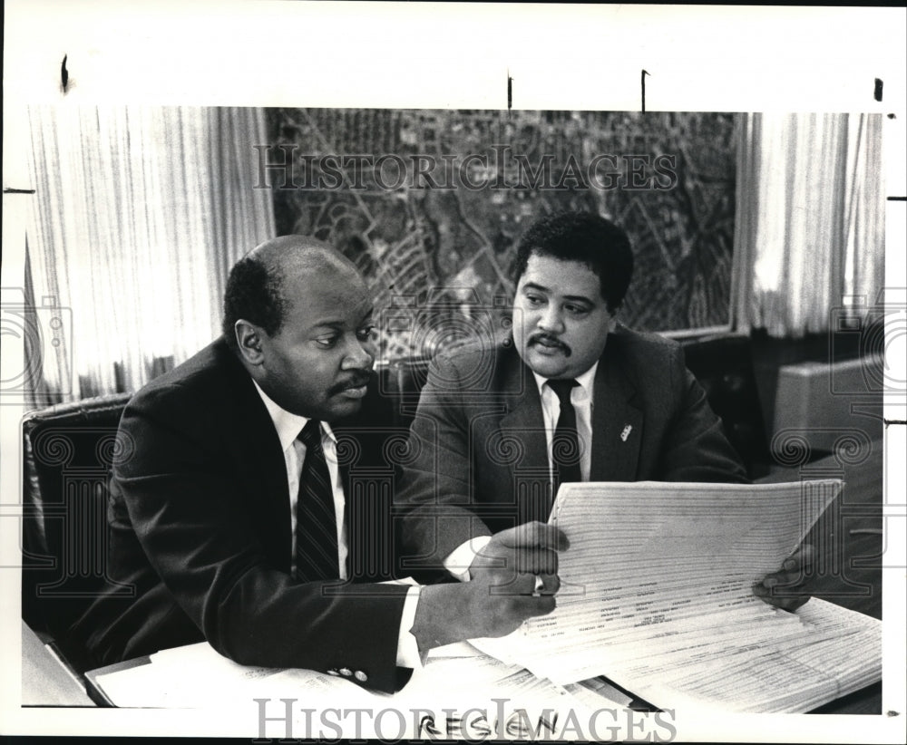 1986 Press Photo Director Augustus Harper with Mayor Darryl Pittman of Cleveland - Historic Images