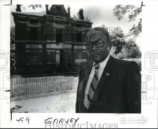 1988 Press Photo  Hason Hargrave stands in front t of the vacant building - Historic Images