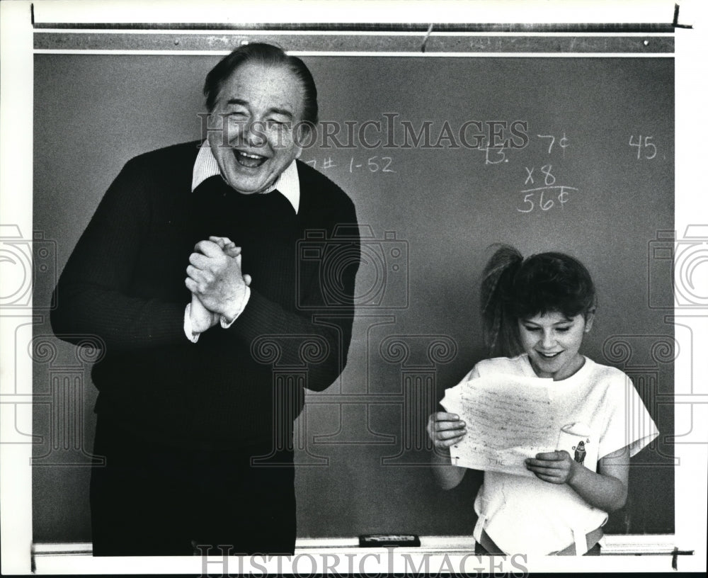 1989 Press Photo Playwright Aurand Harris at the Jordak Elementary School - Historic Images