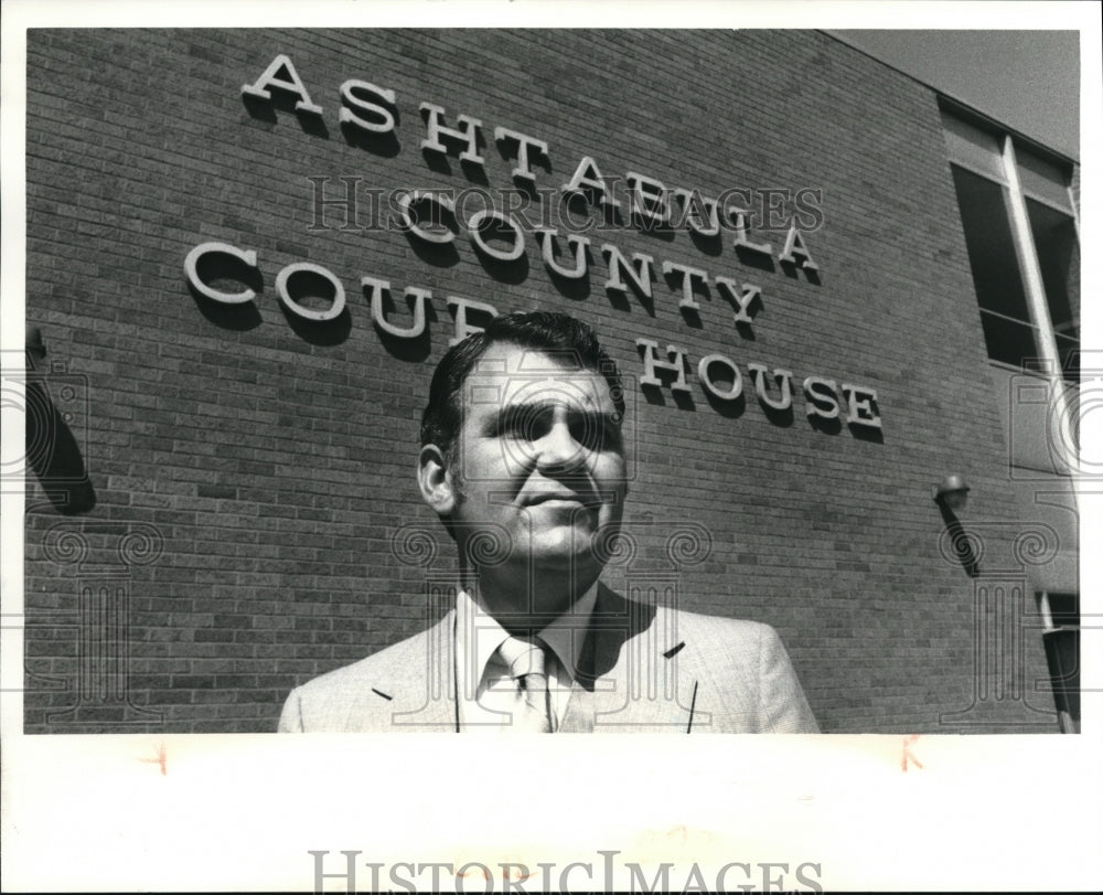 1980 Press Photo Robert L. Harvey Ashtabula County Treasusre - Historic Images