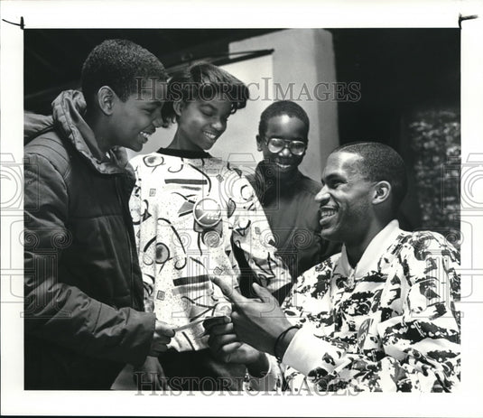 1987 Press Photo Ron Harper Basketball star shares laugh with Youngster. - Historic Images