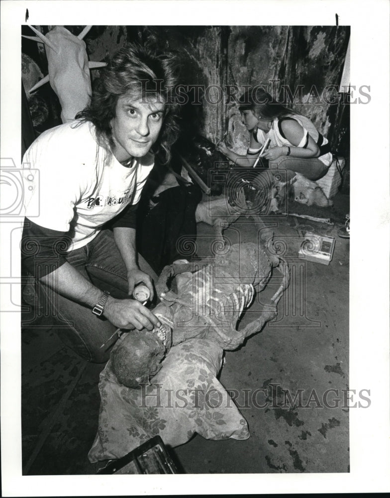 1985 Press Photo Jim Henderson and friends work on displays for the - Historic Images