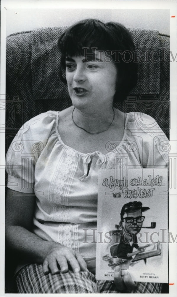 1978 Press Photo Betty Hearn with her book of Roy&#39;s costume - Historic Images