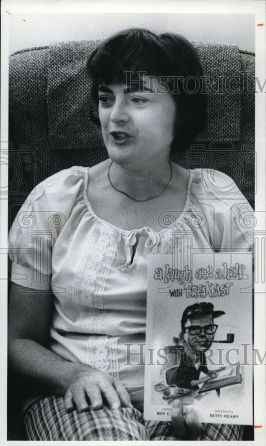 1978 Press Photo Betty Hearn with her book of Roy's costume - Historic Images