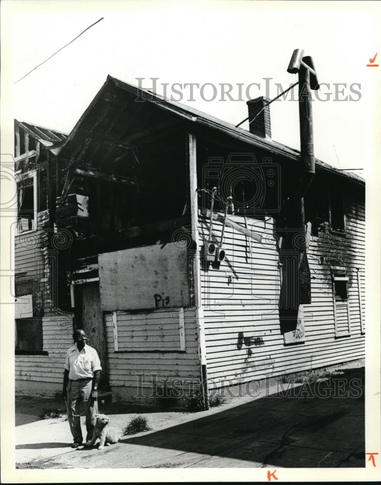 1979 Press Photo Julius Grant burned out Bar at Fulton Road with his Dog - Historic Images