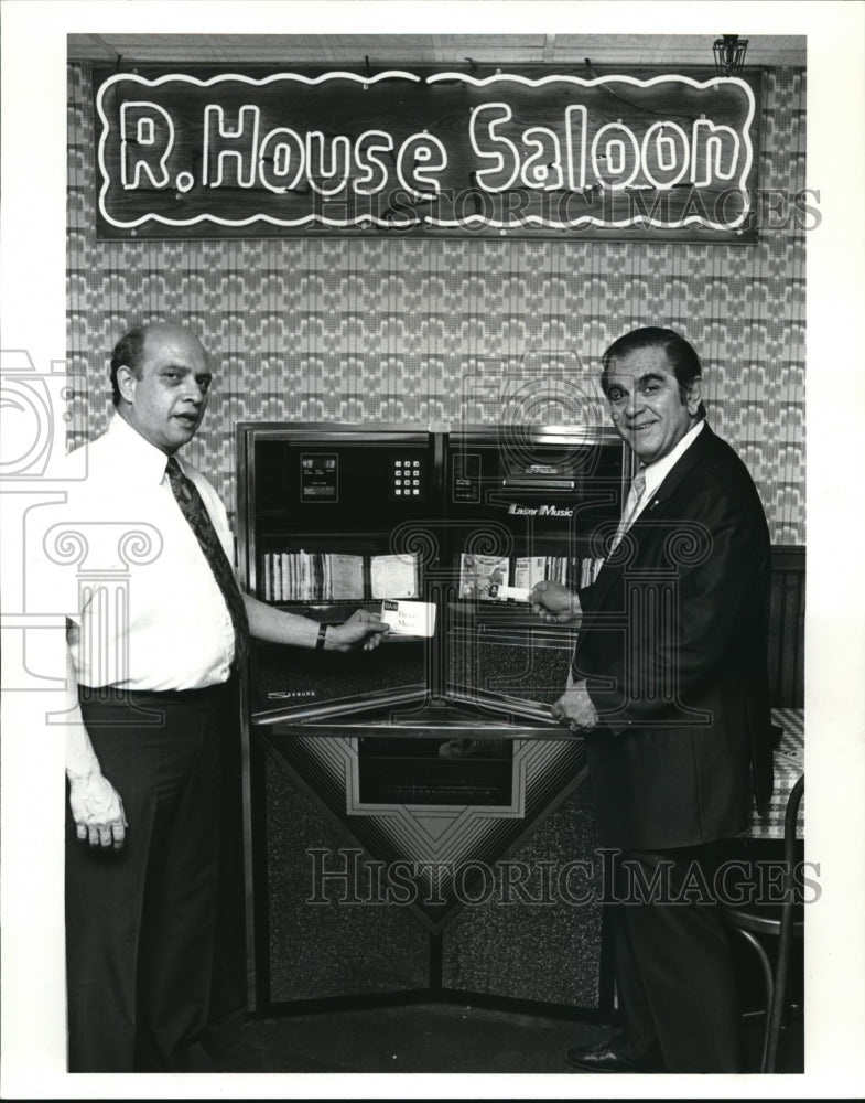1987 Press Photo Mike Frangos owner of Rascal House Saloon with new Laser Box - Historic Images