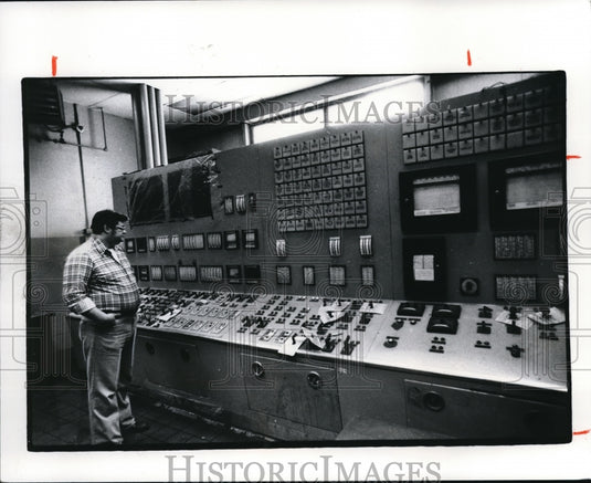 1978 Press Photo Paul P. Pachuta, supt. of Muny light plant of Boiler
