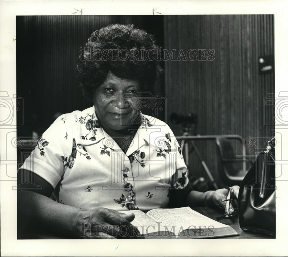 1985 Press Photo Edith Head looks up from reading the Bible in the court room - Historic Images