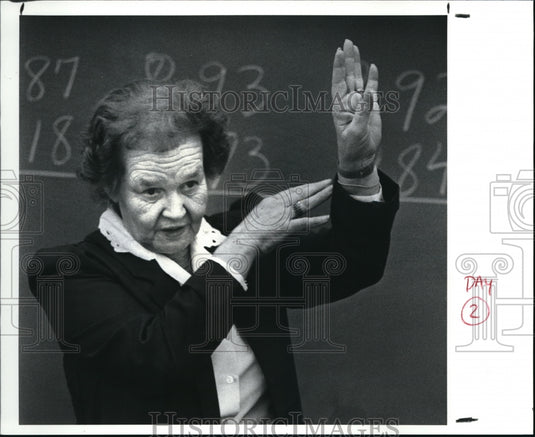 1989 Press Photo Teacher at St. Charles, Dolores Hennessey - Historic Images