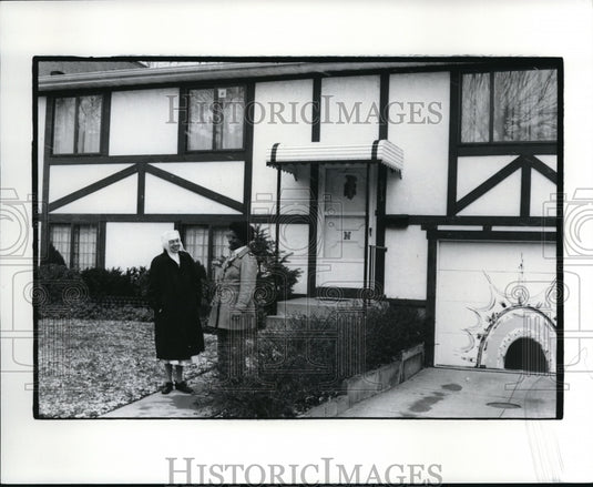 1976 Press Photo Mrs. Linda Mahmoud with Sister Henritta of Our Lady of Fatima - Historic Images