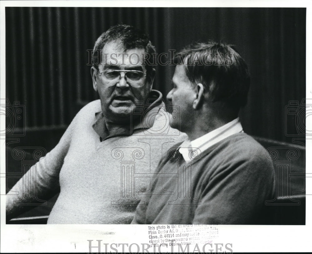 1988 Press Photo Oscar Henderson and Richard Eberlingat arraignment - Historic Images