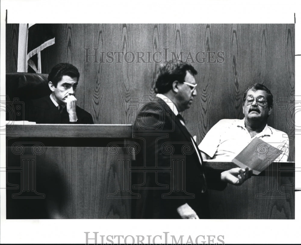 1989 Press Photo Judge Donald Nugent listens to Defense lawyer David Patterson - Historic Images