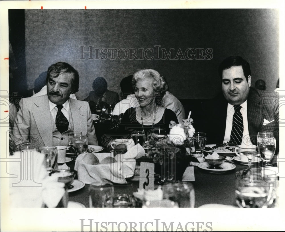 1979 Press Photo John Henle at a restaurant - Historic Images