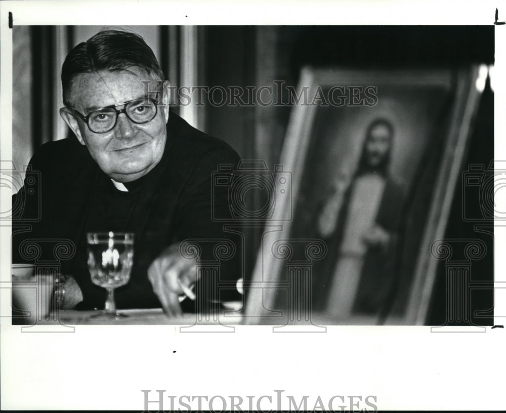 1988 Press Photo The Reverend James Hennessey, a Jesuit priest from Buffalo - Historic Images