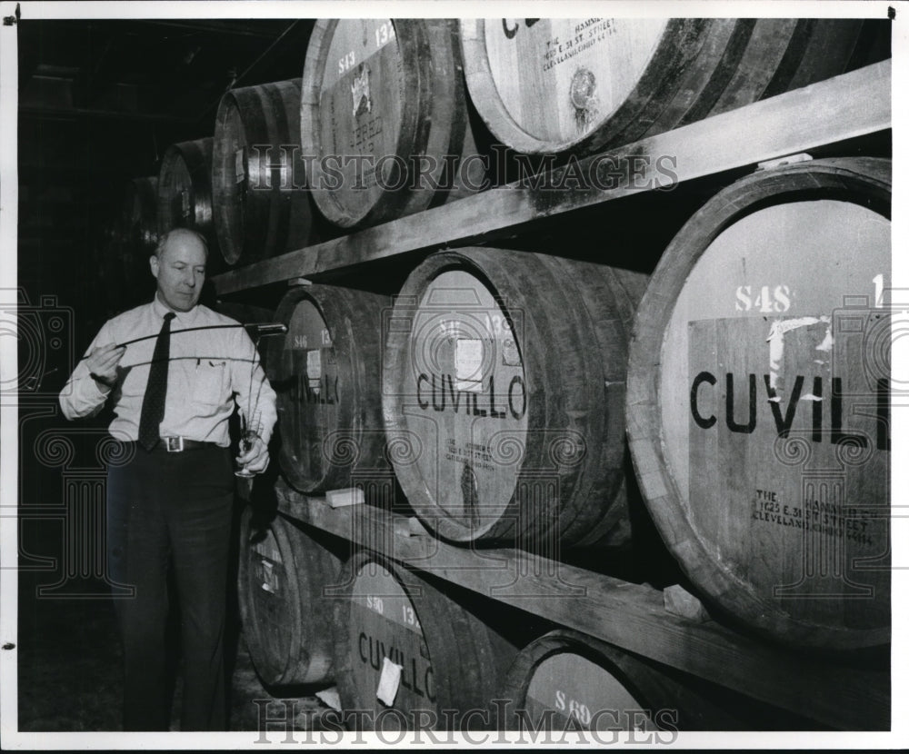 1982 Press Photo George Hammer with his wines - Historic Images