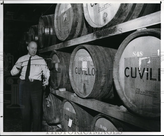 1982 Press Photo George Hammer with his wines - Historic Images