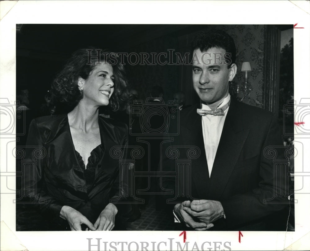 1991 Press Photo Tom Hanks and his wife Rita Wilson at Ritz Carlton Hotel - Historic Images