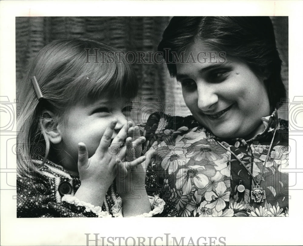 1979 Press Photo Little Kelle hanna and Clara Kelemen - Historic Images