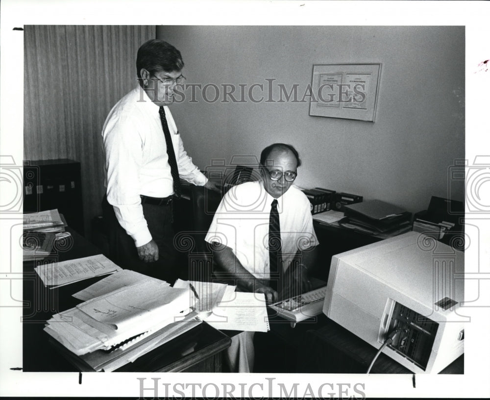 1989 Press Photo Skip Walker, CEO of M.A. Hanna, is talking to Dennis Szczepanik - Historic Images