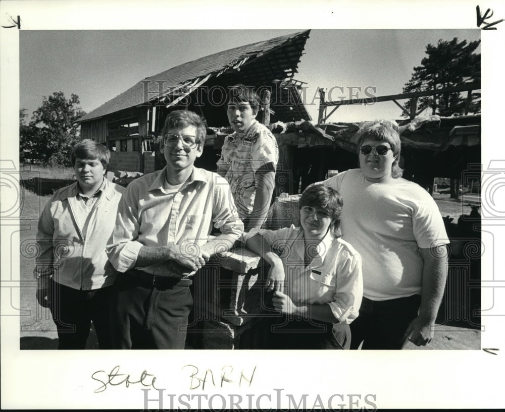 1986 Press Photo Mark Hange of the Medina Barn team - Historic Images