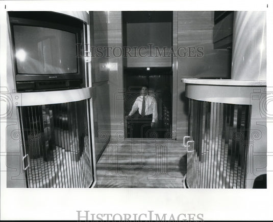 1990 Press Photo Bruce Hanusowski of high Technical Performance Trailers - Historic Images