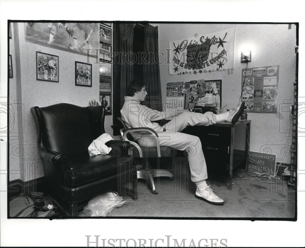 1983 Press Photo Brian Hanson in his study room - Historic Images