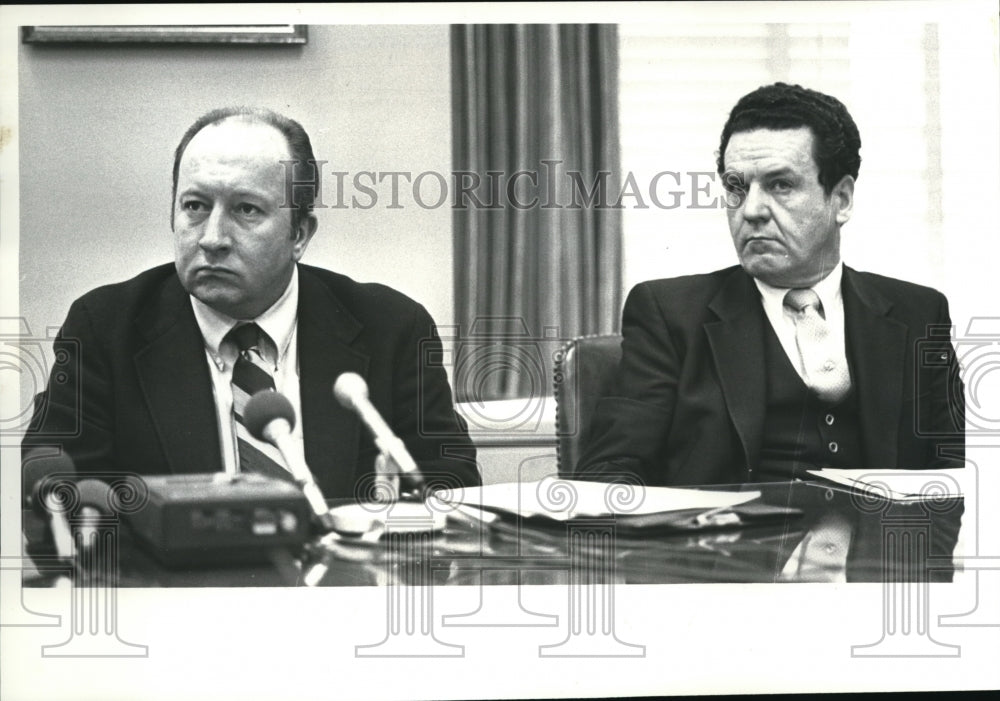 1981 Press Photo Joseph Griffin of the FBI and Police Chief Hanton - Historic Images